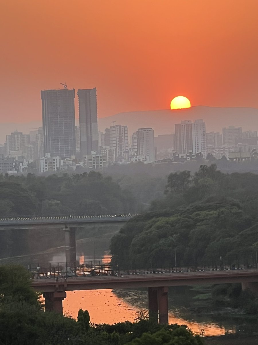 An evening in Pune We eagerly wait for the sunset One - because it’s such a wonderful sight Two - the river breeze becomes much cooler and it becomes so pleasant @mataonline @SakalMediaNews @timesofindia @htTweets @LoksattaLive