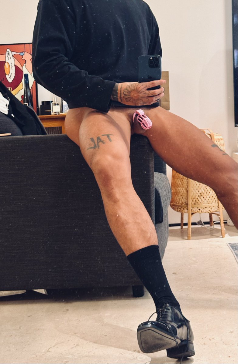 今天被主人罚.
要这样跪着播一个小时