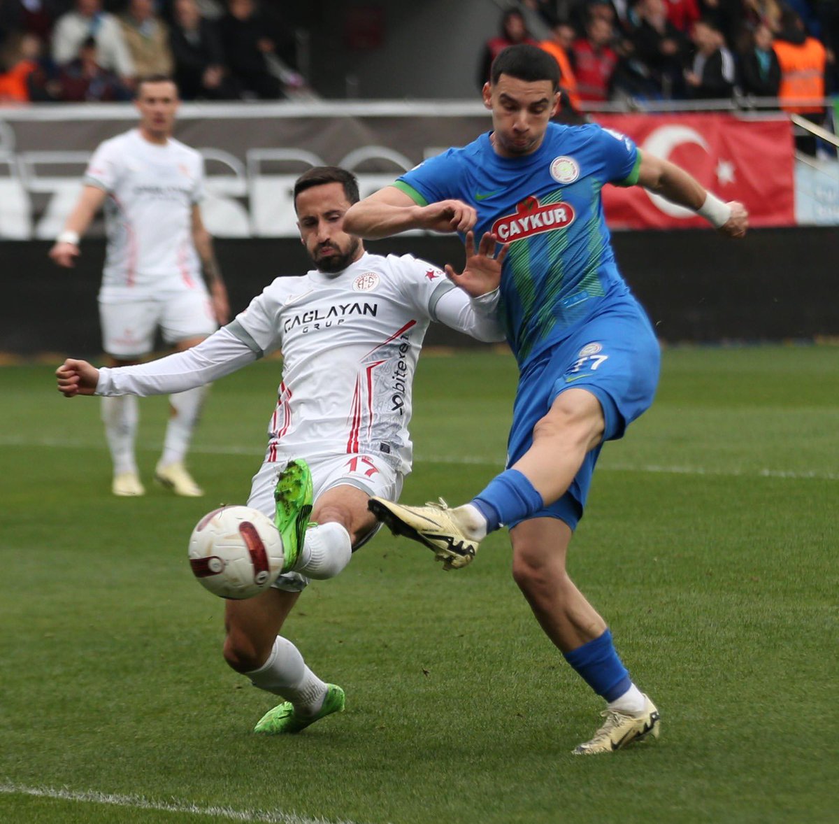 İYS | Çaykur Rizespor 1-0 Antalyaspor  

⚽️ 33' Zeqiri

#ÇRSvANT