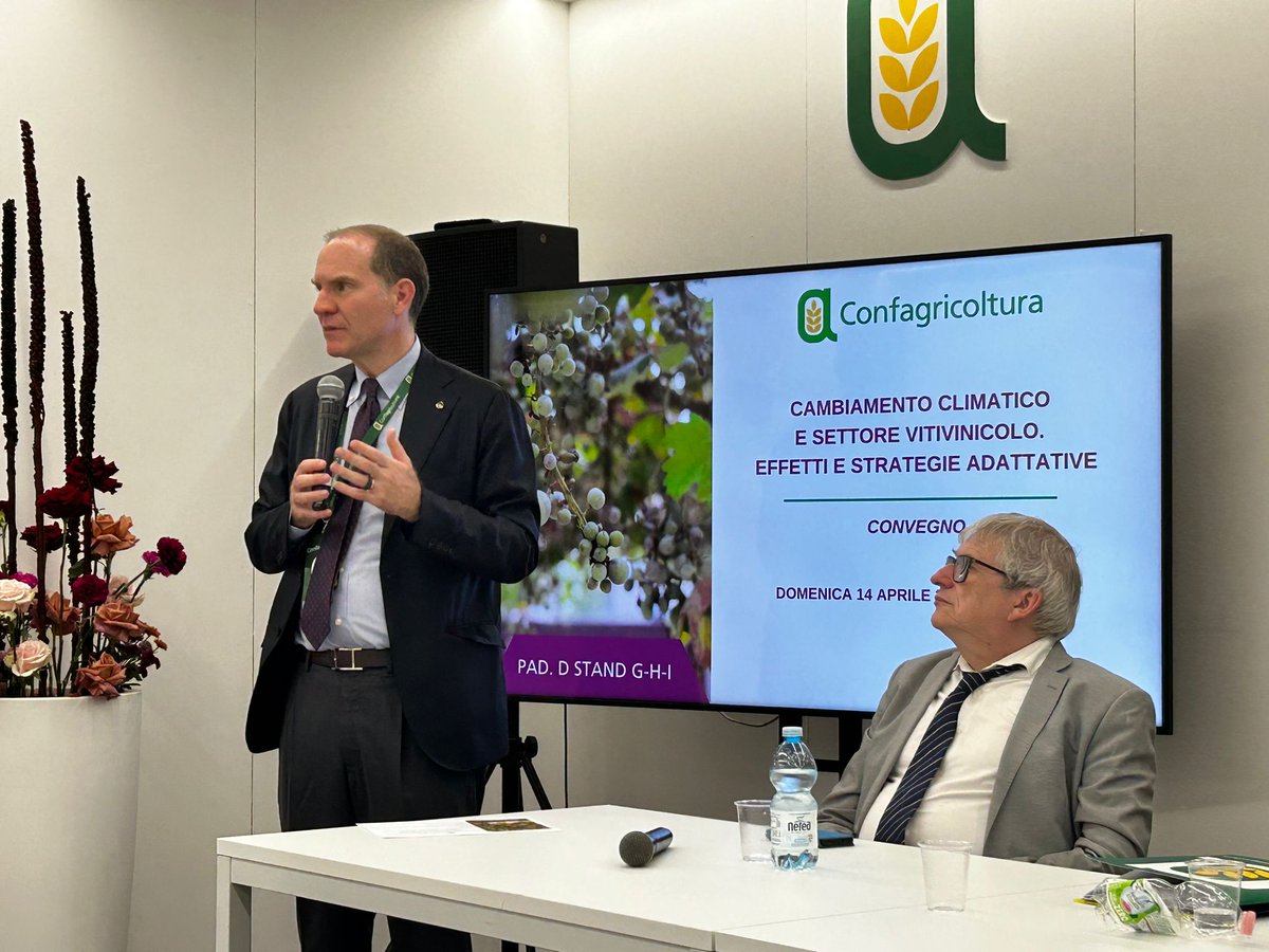 Confagricoltura's tweet photo. "Il cambiamento climatico va affrontato con sano pragmatismo"🗣️così @masgiansanti al convegno in corso al nostro stand a @VinitalyTasting .
"Nell'anno 2023 gli effetti del cambiamento climatico hanno influito pesantemente sulla produzione vitivinicola. L'#agricoltura è anche #economia e il cambiamento climatico va considerato nel rischio d'impresa.
Gli eventi catastrofali purtroppo saranno sempre più ricorrenti, come sostengono autorevoli studi scientifici, per cui occorrerà fare sempre più programmazione in #agricoltura e investimenti nella #ricerca".

#vinitaly2024 #Confagrivinitaly #confagriwine #confagricoltura #innovazione