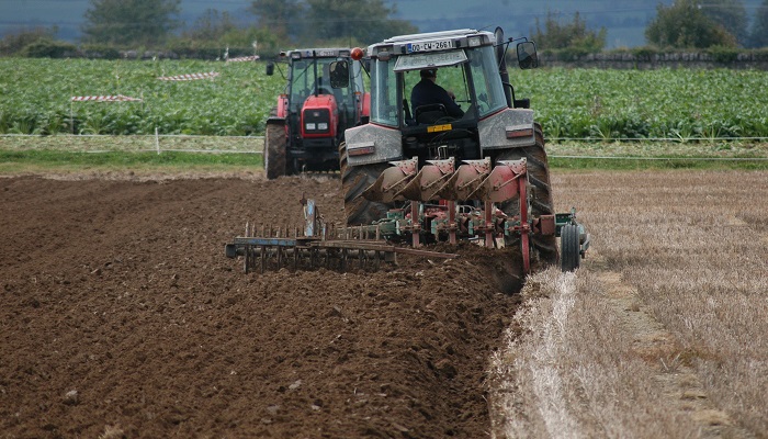 The continuing poor weather is forcing many farmers to change their cropping decisions. On this week’s #TheTillageEdge Podcast, Ciaran Collins and Shay Phelan, @TeagascCrops Specialists discuss the benefits and risks of making cropping changes. Listen in bit.ly/4aPkT8N
