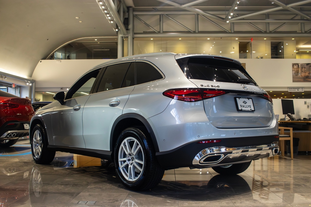 Looking for a new ride? Look no further than Rallye Motors! From cars to SUVs, we've got you covered. Visit us today and let us help you find the perfect vehicle! 🚗🚙 

l8r.it/lmsc
.
.
.
#RallyeMotors #CarShopping #SUVs #MBUSA #Mercedes #MercedesBenz