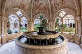 🏰 😍 📸 Voleu descobrir tots els secrets del Reial @MonestirPoblet? Us recomanem la visita guiada! Inclou la part monumental del monestir, el museu, el centre d’interpretació i l’audiovisual 👌. ℹ️ Més info i reserves 👉🏼 tuit.cat/jro3q #CostaDaurada