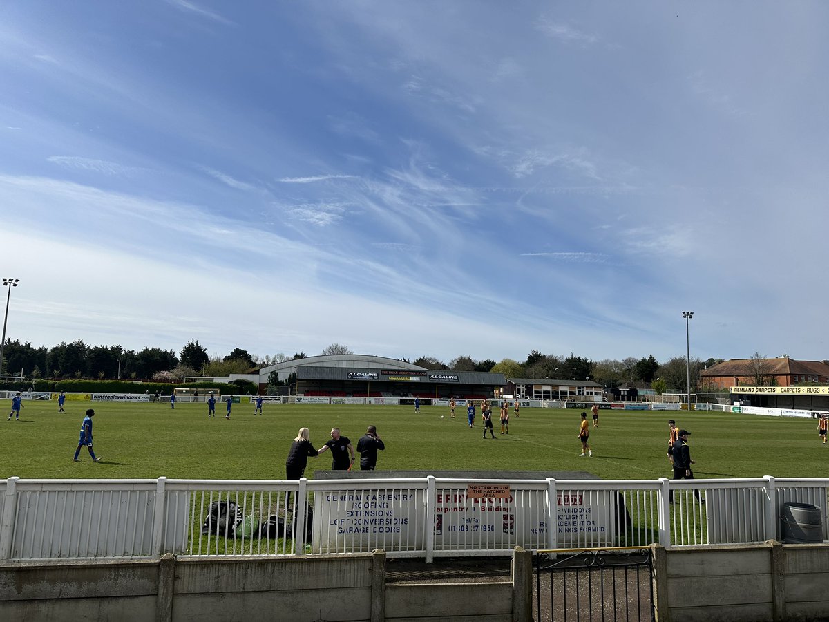 ⚽️ Our U18 side picked up a huge 3-2 win this morning against Kent Youth League leaders Bromley to cut the gap to 6 points with a game in hand. Goals from Ashton Mitford, Kian Scott & Ralph Bray secured the 3 points at a sunny Alcaline Stadium #fifc | 🟠⚫️