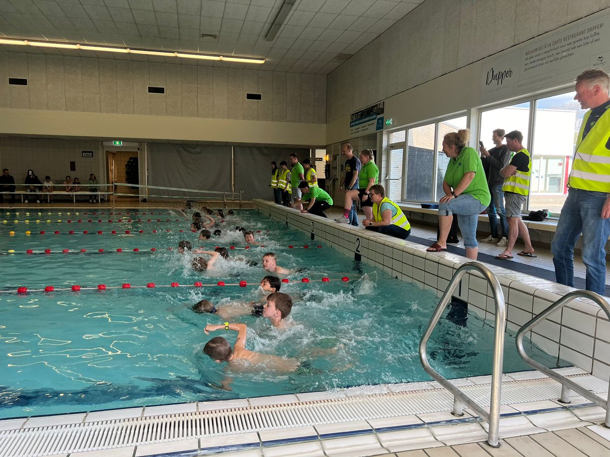 assenruns's tweet photo. Na de10vanAssen dit weekend de TRI4You Zwemloop. Eerst wat plonzen in De Bonte Wever en dan lekker een stuk rennen. Met als meest uitdagende fase: de kledingwissel! Als eerste gingen de kids van start. Zo zijn weer flink wat punten voor Asser basisscholen bij elkaar gesport! 🏊🏃‍♂️ https://t.co/twVKttz2vC