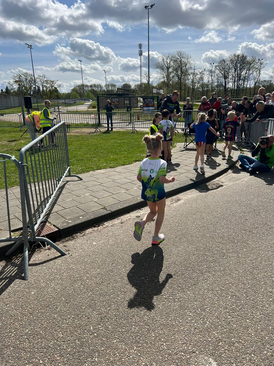 assenruns's tweet photo. Na de10vanAssen dit weekend de TRI4You Zwemloop. Eerst wat plonzen in De Bonte Wever en dan lekker een stuk rennen. Met als meest uitdagende fase: de kledingwissel! Als eerste gingen de kids van start. Zo zijn weer flink wat punten voor Asser basisscholen bij elkaar gesport! 🏊🏃‍♂️ https://t.co/twVKttz2vC