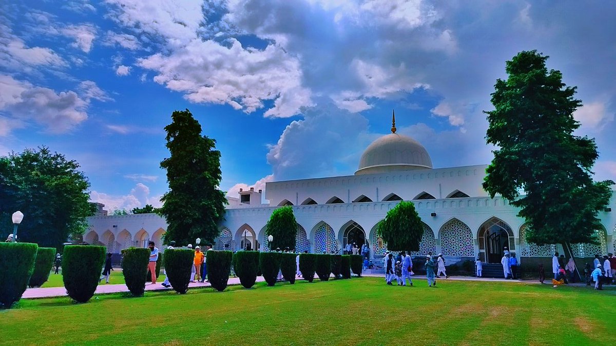 RehanBatt's tweet photo. In the gentle embrace of its domes and the whispering call of its minarets, this masjid Ishaat I islam mosque unveils the beauty of devotion and the serenity of the soul.
#Masjid 
#Mosque 
#architecture https://t.co/eKTwGw2n52