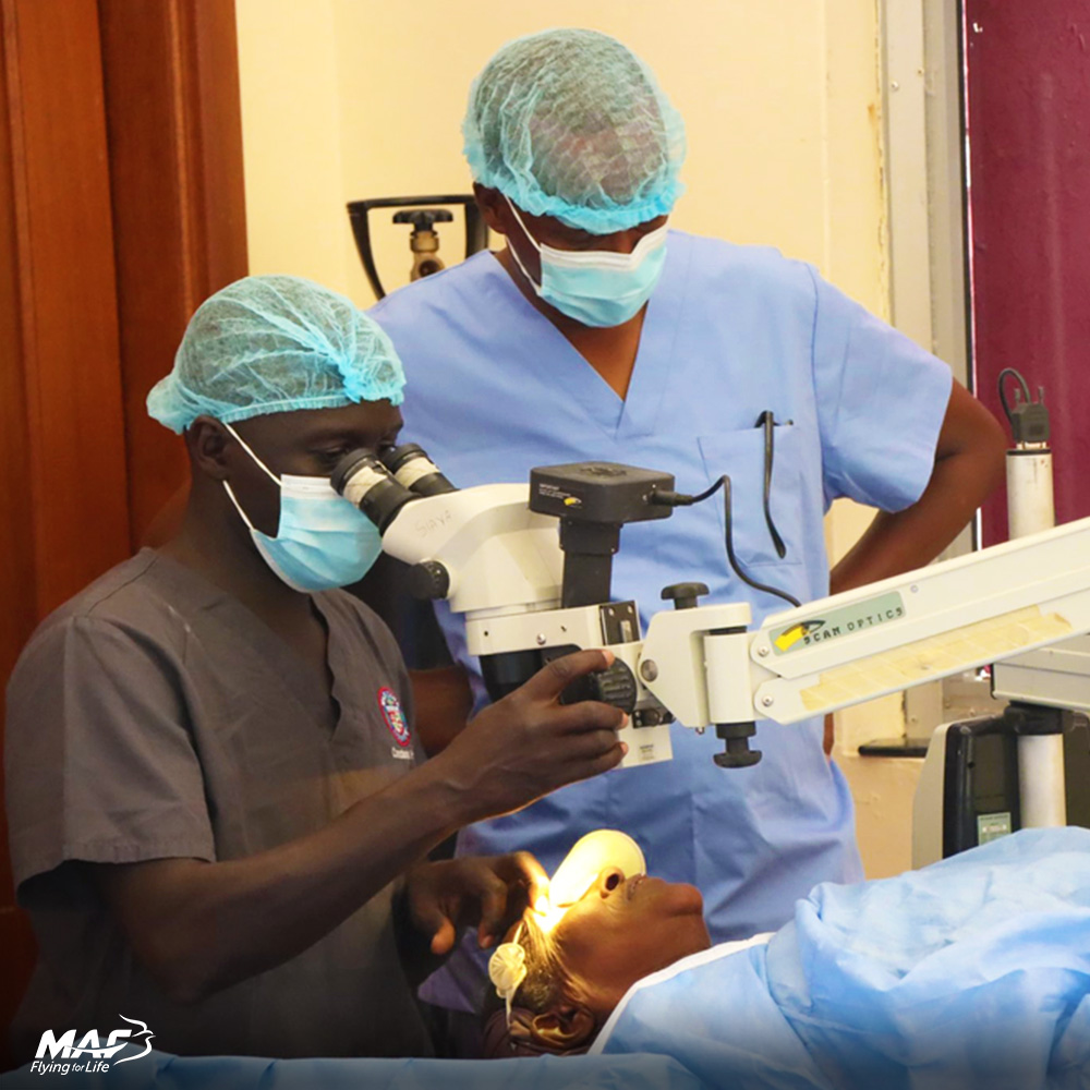 Fatima — one of 250 people to receive a sight-restoring operation in #Kenya — can now see her grandchildren for the first time in 5 years. Let’s #GiveThanks for the team from @FredHollows & the @MafKenya flight that transported them to perform these life-changing procedures.