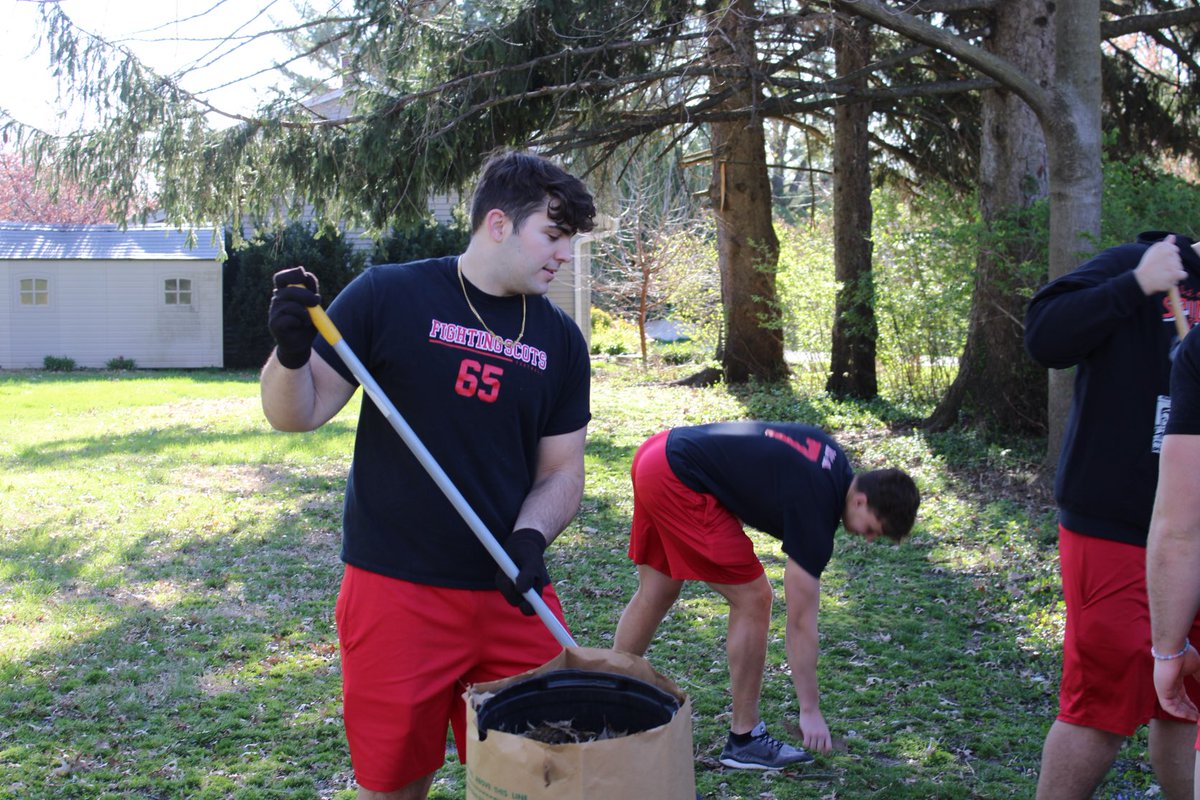 Proud of our ⁦@RollScotsFB⁩ players service to Monmouth Community! #RollScots