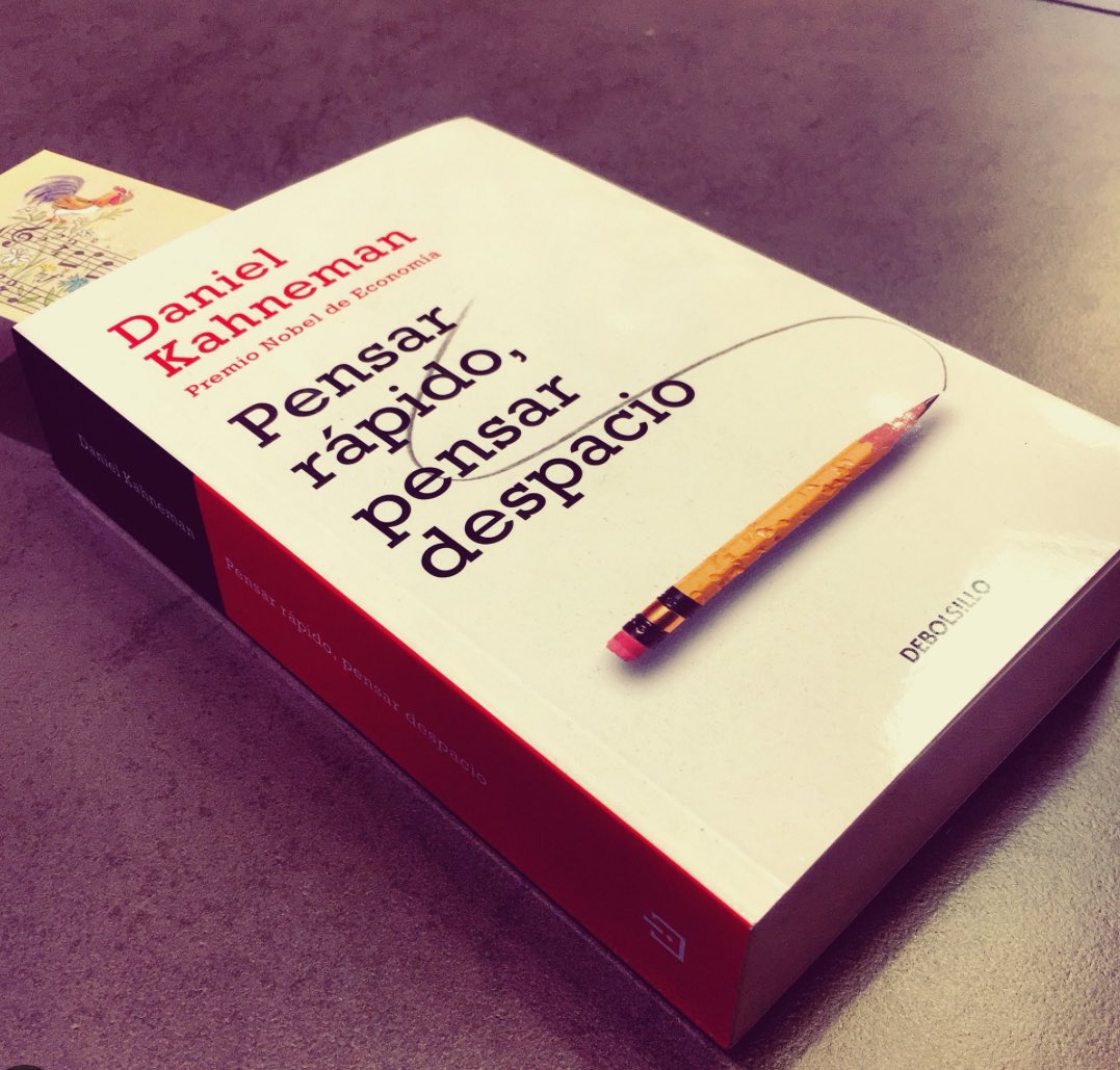 JoseMarioMX's tweet photo. 🧠💼 ¿Sabías que incluso los jueces, cuyas decisiones pueden cambiar vidas, están influenciados por factores tan simples como la hora del día? Según investigaciones destacadas en el libro de Daniel Kahneman, “Pensar rápido, pensar despacio”, la probabilidad de que los jueces otorguen la libertad condicional varía significativamente dependiendo de cuánto tiempo ha pasado desde su último descanso.

🕒 Después de comer, cuando están más descansados y alimentados, los jueces tienden a usar lo que Kahneman llama el “Sistema 2” de pensamiento: un proceso deliberativo y analítico que considera cada caso con atención. Pero a medida que pasa el tiempo y surge la fatiga, se inclinan más hacia el “Sistema 1”, un enfoque más rápido y menos riguroso, donde las decisiones pueden estar basadas en intuiciones rápidas en lugar de un análisis detallado.

⚖️ Este fenómeno resalta cómo incluso los profesionales entrenados y con experiencia están sujetos a sesgos cognitivos y a la influencia de su estado físico y mental. Plantea un desafío ético significativo para los sistemas judiciales: ¿Cómo podemos mitigar estos factores para garantizar decisiones justas y consistentes?

🔄 Para enfrentar este desafío, podríamos considerar estructuras que optimicen los horarios de trabajo y los descansos, entrenamientos sobre sesgos cognitivos para jueces y una revisión periódica de las decisiones judiciales para buscar patrones de posibles sesgos.

🔍 La justicia debe ser imparcial y equitativa, libre de la influencia de factores triviales. Reflexionar sobre estos aspectos nos ayuda a entender mejor la toma de decisiones y a buscar maneras de mejorar la equidad en nuestros sistemas legales. #Psicología #Justicia #DecisionesLegales