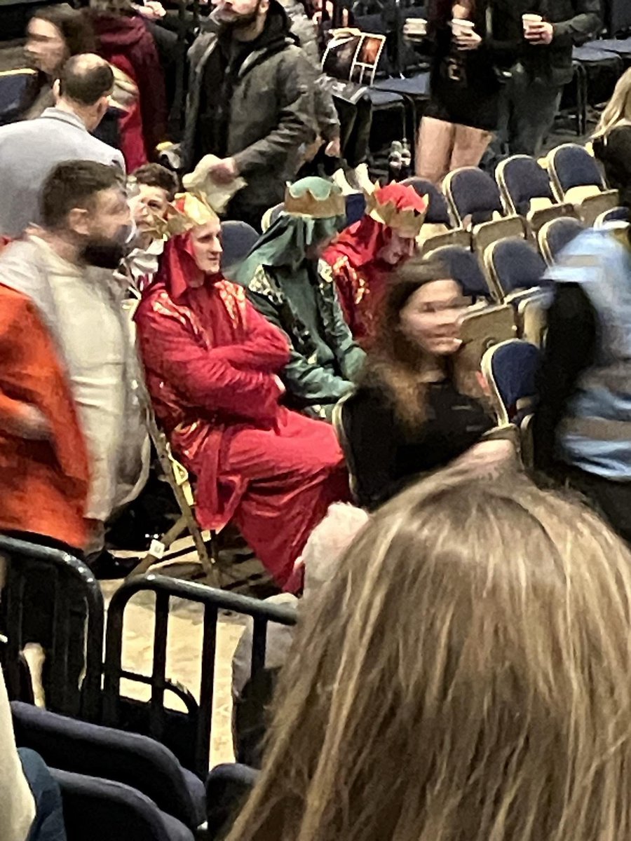 ghowalker's tweet photo. Wonder if @JamesBlunt spotted in Cardiff last night the people dressed as the three wise men #semibythesea https://t.co/YOcwzQNvUX