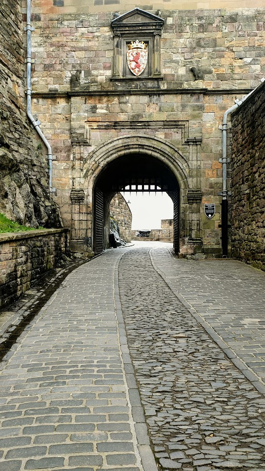 Did you know that the Portcullis Gate was built almost 450 years ago in the wake of the Lang Siege? 🏰Find out more about the castle's history at👇 ow.ly/FRnW50Rf846