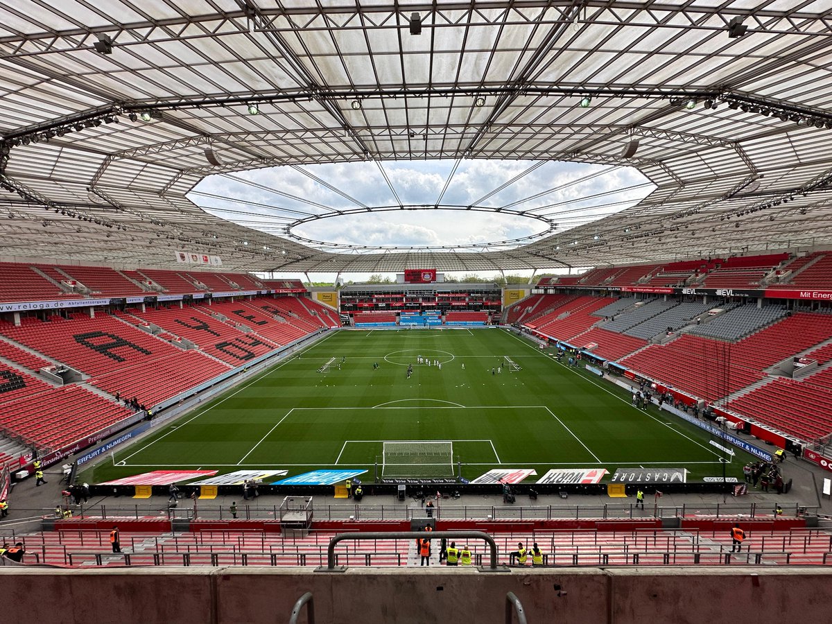 bayer04_es's tweet photo. 📷 Nuestro #BayArena ya está listo para la batalla 🔥🏟️

🔜 #B04SVW | #SomosBayer04 | #ForOurDream https://t.co/Vx8jyyKO99