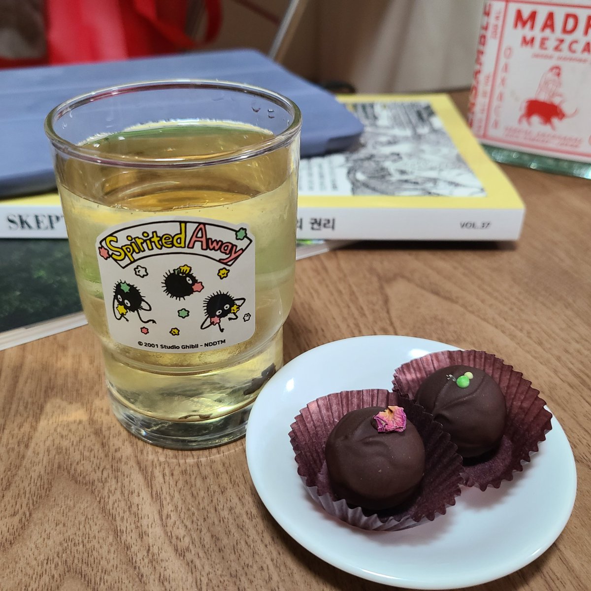Tea_Aachen's tweet photo. 결국 밤 중에 초콜릿과 백차를 먹어치우고 말았다...

유자+말차 초코랑
장미 초코~~ https://t.co/YjiAXCnk5z
