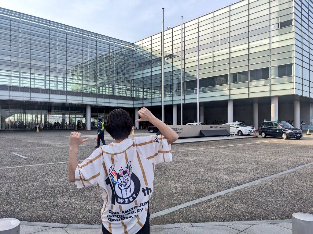 1216_pink's tweet photo. WEST. 10th Anniversary LIVE TOUR AWARD@朱鷺メッセ(新潟)
やっと声出しで参戦できました😭
10周年で懐かしい曲もあったし、かっこいいところ、面白いところ、沢山詰まっていたLIVEでした🙌
いつも元気をありがとう！明日からも頑張ります💪
 #WESTꓸ
 #WESTꓸ_AWARD https://t.co/ljF5lnKOa2