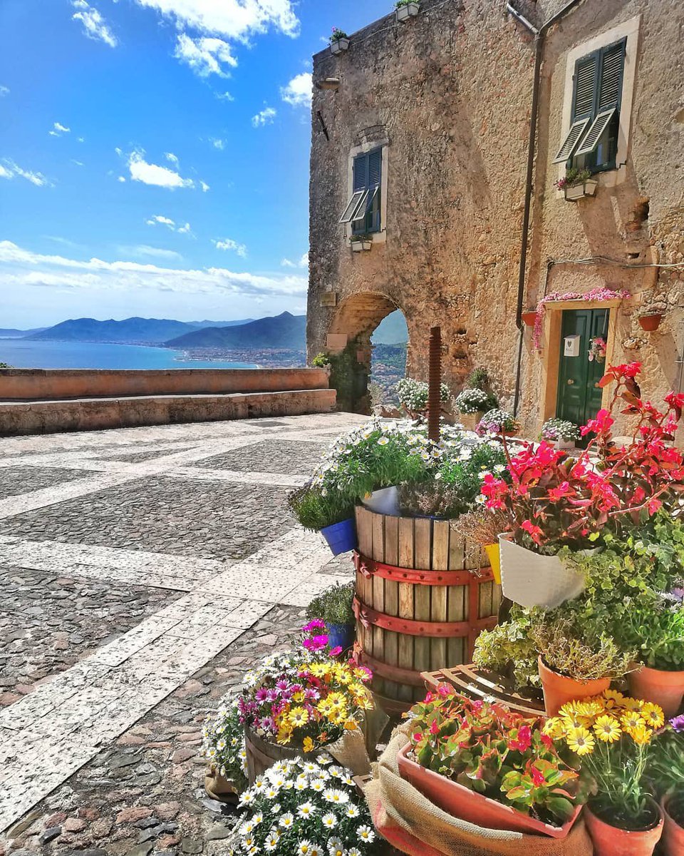 Il #ponenteligure sboccia con #VerezziinFiore💐 Le quattro borgate del paese si colorano da oggi fino al 12 maggio tra allestimenti floreali, mercatini, camminate e laboratori dove realizzare disegni ispirati alla natura #BorgioVerezzi #lamialiguria | IG📸 @viaggisucarta