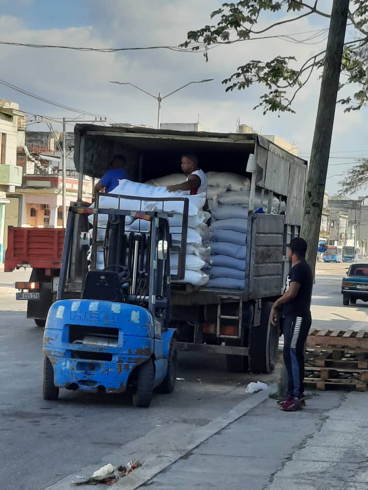 BetsyDazVelzqu2's tweet photo. Este domingo laboran sin descanso los trabajadores de las Empresas Mayoristas de La Habana, en la distribución del arroz de la canasta familiar normada.
.
.
.
#ComercioDelPueblo #RendiciónDeCuentaMINCIN #GenteQueSuma https://t.co/3R9YXXkP83