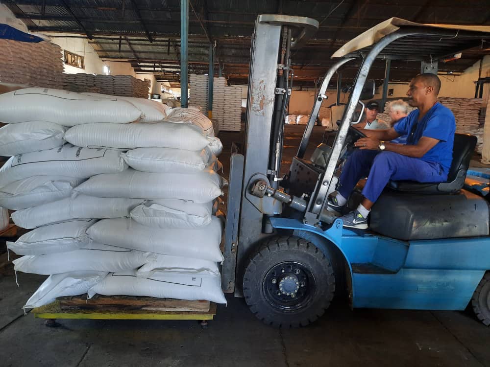 BetsyDazVelzqu2's tweet photo. Este domingo laboran sin descanso los trabajadores de las Empresas Mayoristas de La Habana, en la distribución del arroz de la canasta familiar normada.
.
.
.
#ComercioDelPueblo #RendiciónDeCuentaMINCIN #GenteQueSuma https://t.co/3R9YXXkP83