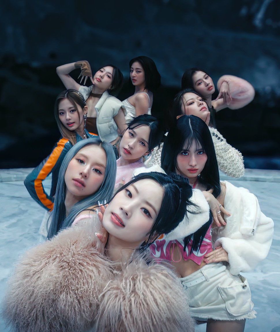 TWICE, the iconic girl group with iconic performances and dance breaks  —

a thread 🎞️:
