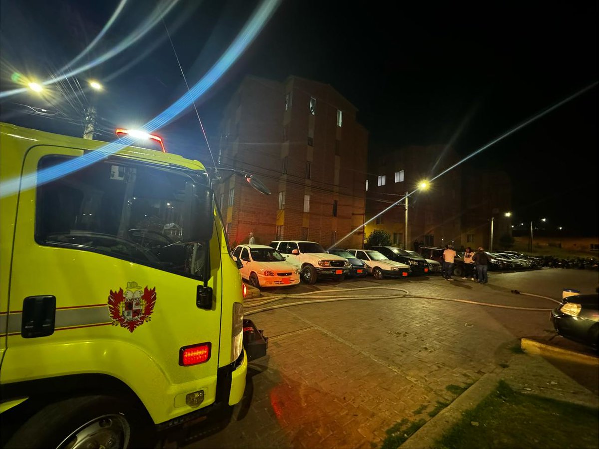 LaIndependenci1's tweet photo. #Atentos 👉 Una emergencia se registró en el barrio Antonia Santos de #Tunja por explosión originada en un carro estacionado en vía pública.

Bomberos indicó que sobre las 2:00 a.m. de hoy, hubo una detonación en una camioneta, exactamente donde se almacena el combustible...🪡👇 https://t.co/WW7fdopGDG
