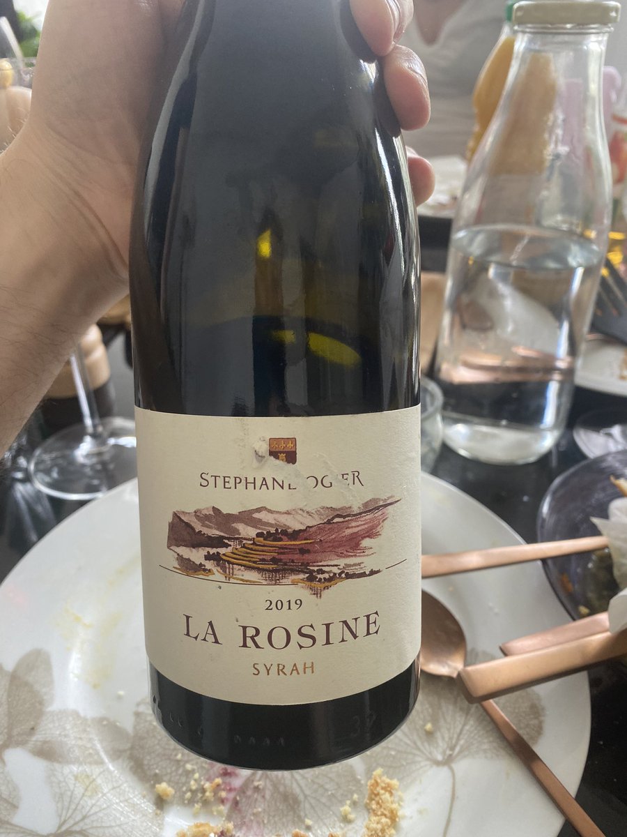 Vous ai-je déjà parlé d’un de mes meilleurs rapports qualité prix ? Eh bien voilà : La Rosine, 100% #Syrah de Stéphane #Ogier. Une mini côte rôtie, assurément, bcp de gourmandise, notes de poivre et violette. Bouche dense et expressive. 20€.

Et vous, votre meilleur rapport QP ?