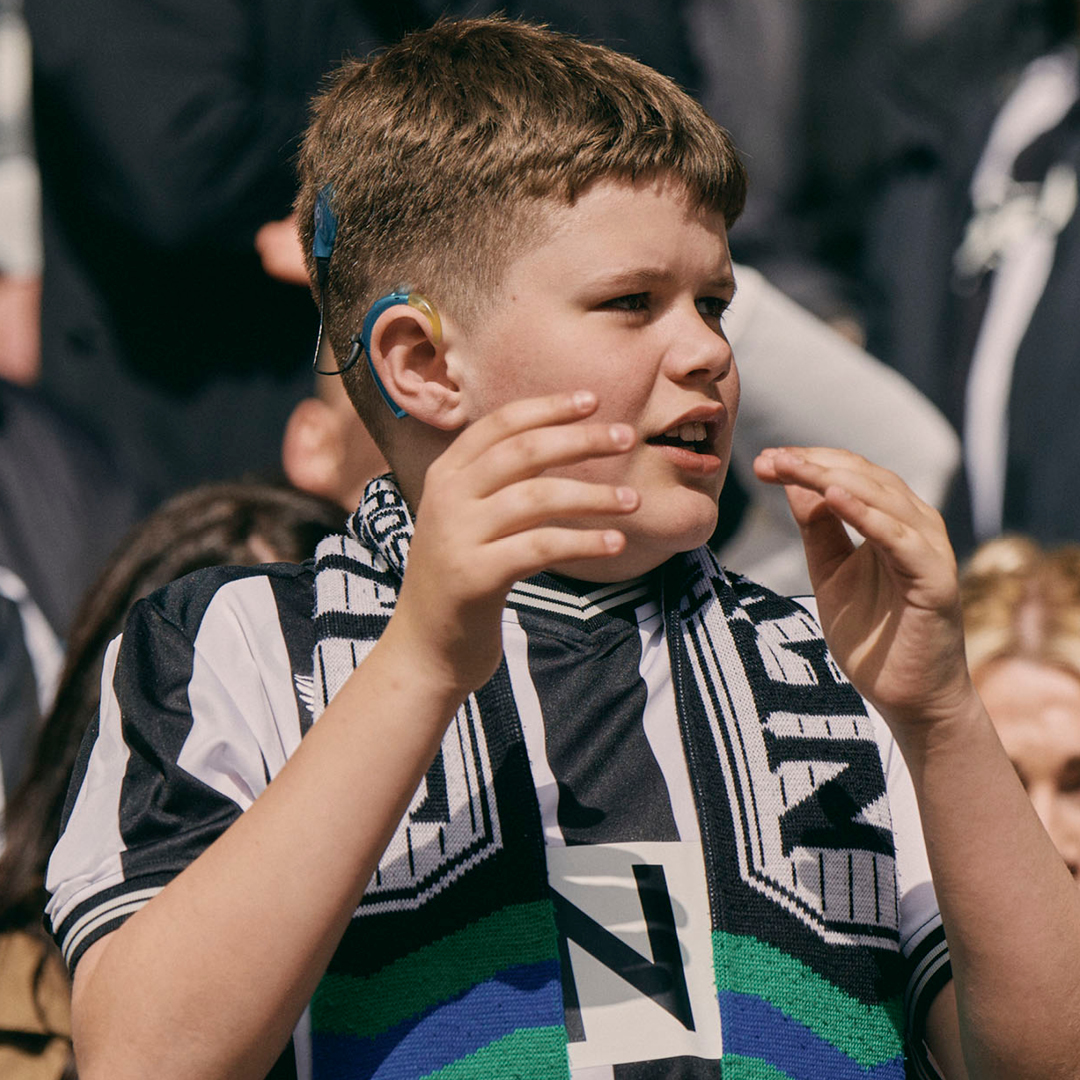 What a day! It was so great to be at St. James’ Park yesterday to cheer on @NUFC as they took to the pitch with the RNID logo on their shirts. ⚽ We loved the reaction of #NUFC deaf fans and mascots who experienced the atmosphere of the game like never before. (1/2)