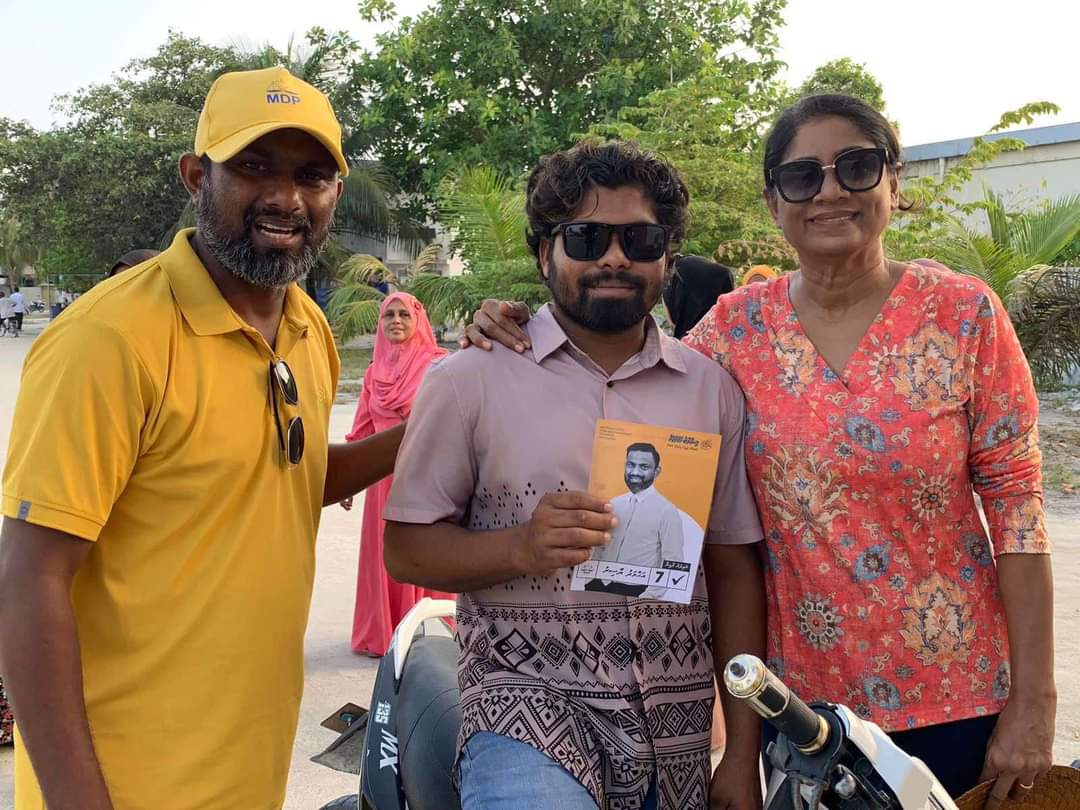 Moosa5Eeman's tweet photo. ހުރިހާ ޢުމުރުފުރައަކަށްވެސް ކަމުދަނީ ޔާސިރު.
ސަބަބަކީ ވިސްނާ ފިކުރުކުރާ ހޭލުންތެރި ޒުވާނުން ޤަބޫލުކުރަނީ ޤާނޫނު ހަދާ ހަރުގޭގައި އިންނަންޖެހޭނީ ނަޒާޙާތްތެރި ، ކަމަށް ޤާބިލް ، ހަރުދަނާ ، ތަޢްލީމީ ޤާބިލް ބޭފުޅެއް ކަމަށް.
✅⚖️💛
#misraabuhamamagah
#candidateno7 https://t.co/UF4e6NY2OX
