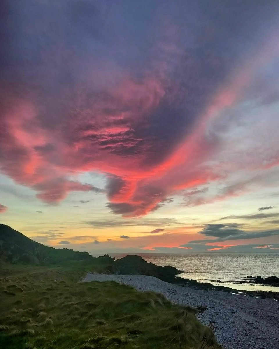 JB1t's tweet photo. Lovely #findochty #cirrus sunset last Thursday... The #morayriviera #speybay #lossiemouth https://t.co/Hw9rRvvi0u