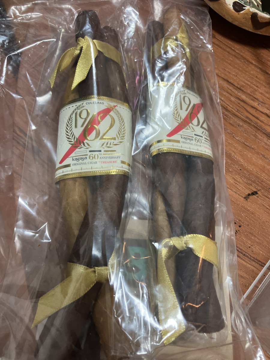 Kagaya Original Cigar 1962 CULEBRAS 60th Anniversary 2022 Limited Edition

クレブラス初めて買いました。
一つは近いうちに、もう一つはしばらく寝かせてみますか。