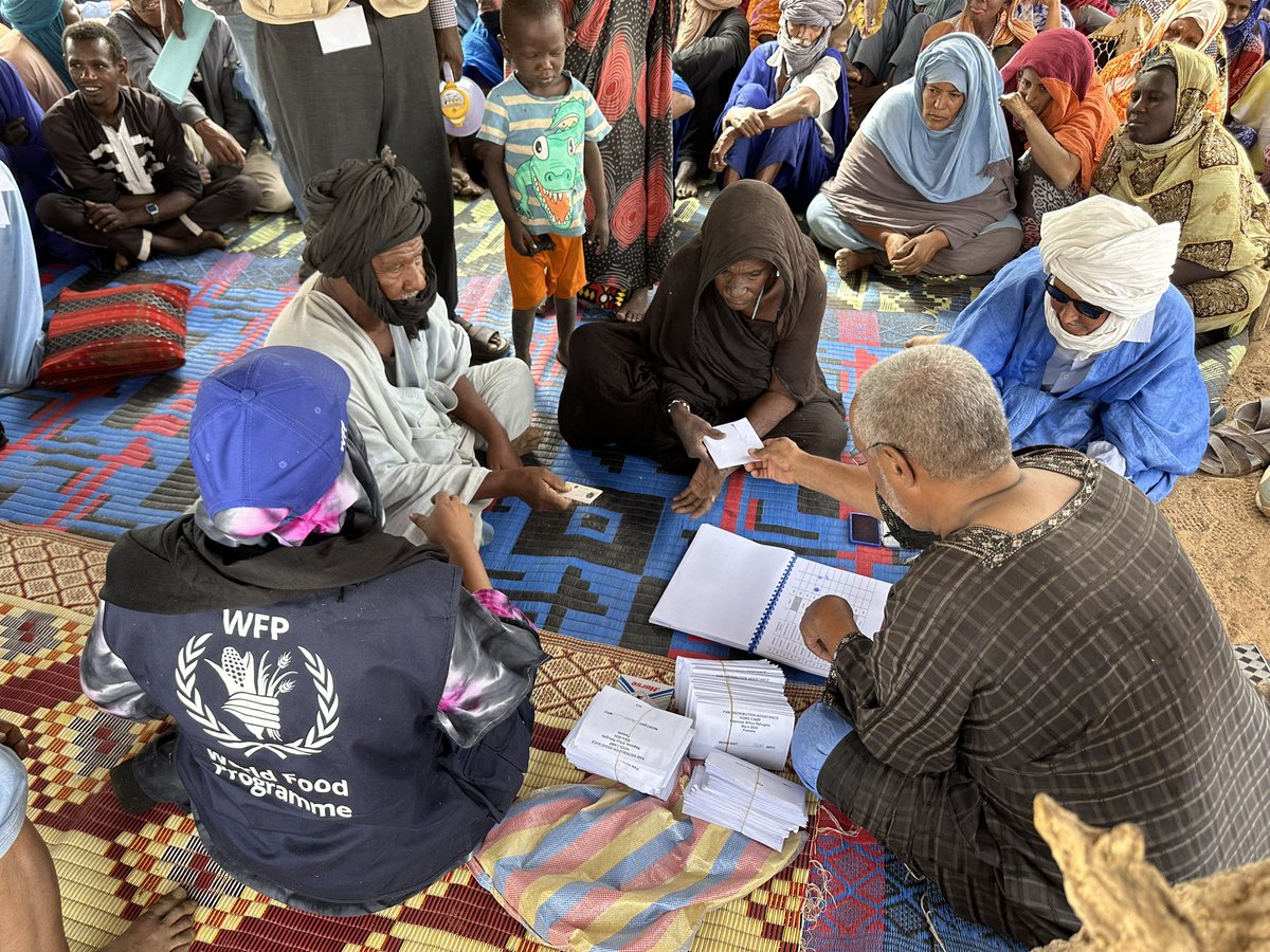 #Mauritania🇲🇷 👏🏽Thanks to the generosity of @UNCERF, @WFP distributed food assistance to close to 2️⃣0️⃣, 0️⃣0️⃣0️⃣ out-of-camp Malian #refugees & vulnerable host households in Hodh El Chargui as part of a multi-agency intervention #savelives