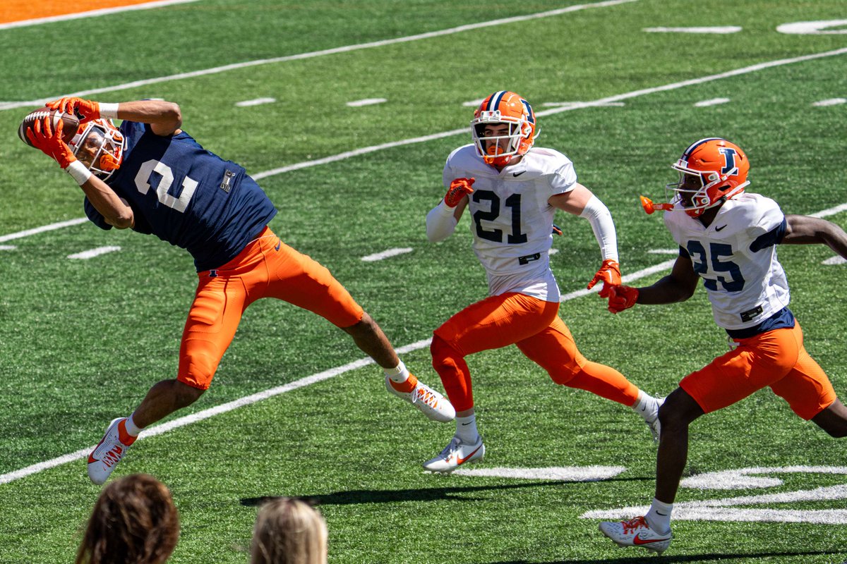 IlliniFootball's tweet photo. Hard work with a dash of sunshine.

#Illini // #HTTO // #famILLy https://t.co/4s3VgN2P4O