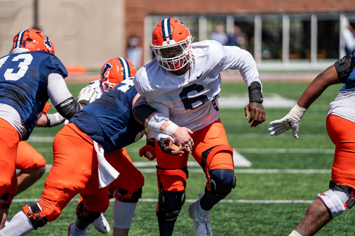 IlliniFootball's tweet photo. Hard work with a dash of sunshine.

#Illini // #HTTO // #famILLy https://t.co/4s3VgN2P4O