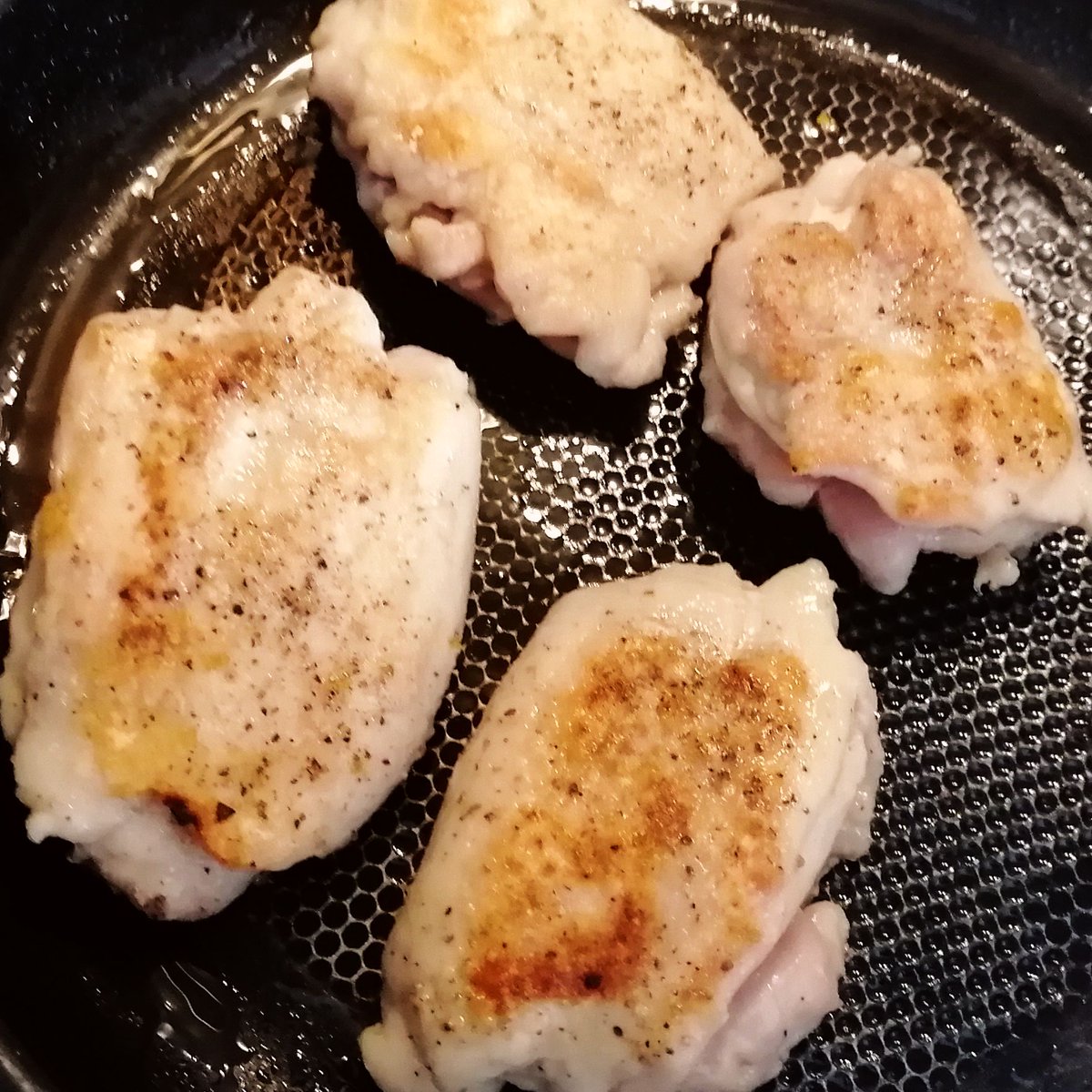 MikeKocht's tweet photo. Gleich 2 x #Gorgonzola im heutigen #Twooking. Wer den nicht mag: Nicht weiter lesen! ;-)
1x im Schnitzel von der #Hendlkeule (#Hühnerkeule), 1x im #Risotto
#Vogerlsalat (#Feldsalat) für Leichtigkeit und Frische in der Mahlzeit, besonders mit Radieschen
https://t.co/cr0vQtGqXu https://t.co/NPJqLC1BoA