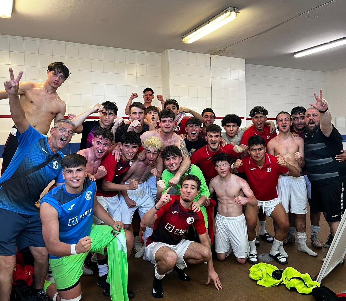 ADEPOPalomeras's tweet photo. 𝗘𝗟 𝗝𝗨𝗩𝗘𝗡𝗜𝗟 𝗔 𝗦𝗘 𝗟𝗟𝗘𝗩𝗔 𝗣𝗢𝗥 𝗗𝗘𝗟𝗔𝗡𝗧𝗘 𝗔𝗟 𝗟𝗜́𝗗𝗘𝗥🔥

Partidazo de los chicos de Toledano en un encuentro donde recibían en casa al líder del grupo 3 de preferente juvenil. 

Un partido 💯🔝 para un equipo que 'navega' cómodamente en la clasificación. https://t.co/bsQOC4CuBt