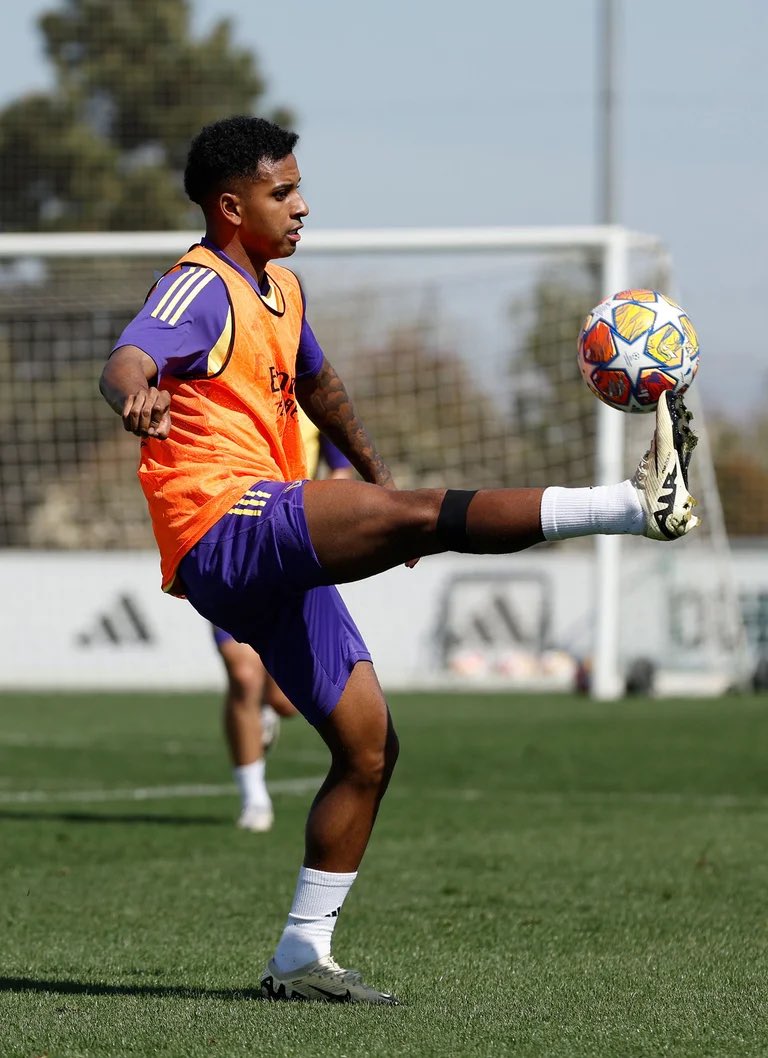 The rest of the squad completed ball possession and control exercises, a series of games on a small pitch and shooting practice. Courtois and Alaba continued with their recovery work.