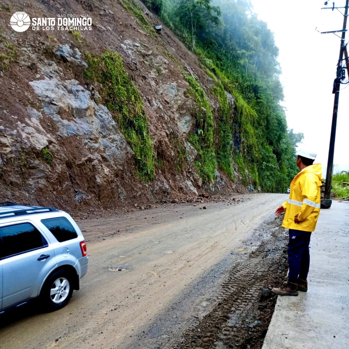 #ReportePeajeSDT | Si viajas por la vía Alóag - Santo Domingo te recomendamos conducir con precaución por el km.83 ☝️ De manera permanente, un equipo se encuentra monitoreando la zona ✅ @johanaprefecta