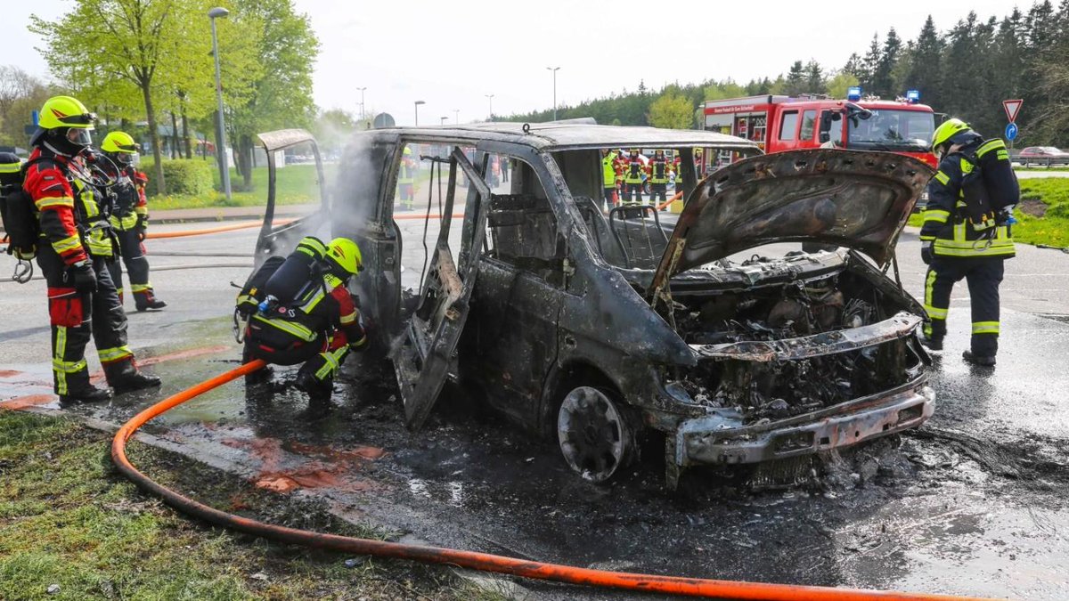 Skandal an der A7: Alle filmen brennendes Auto – keiner ruft Polizei und Feuerwehr abendblatt.de/region/norders…
