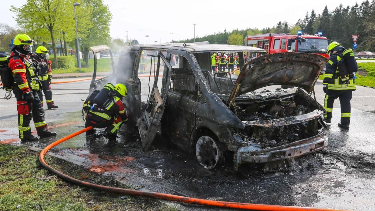 abendblatt's tweet photo. Skandal an der A7: Alle filmen brennendes Auto – keiner ruft Polizei und Feuerwehr https://t.co/PKzwobxF6E https://t.co/KATC9lnAEE