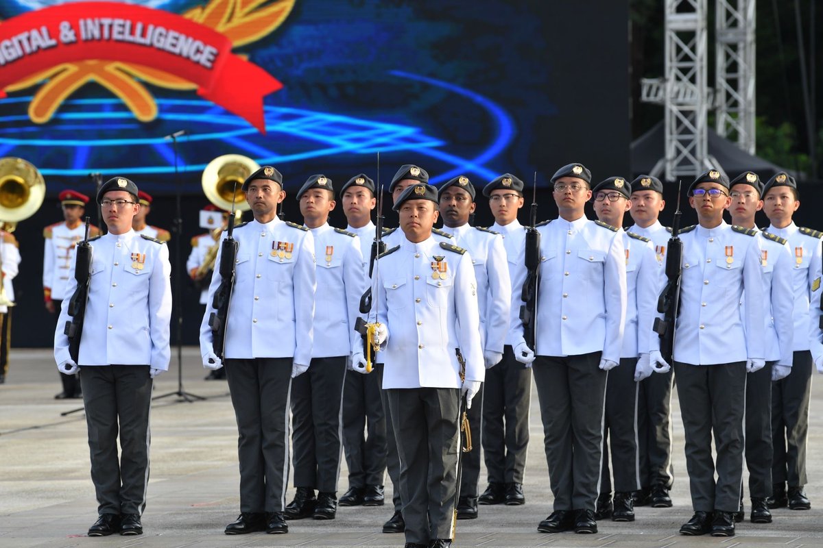 #MotivationMonday: Ready to start the week? Keep your chin up and look sharp, just like these personnel from @thesingaporeDIS at their inauguration parade in Oct 2022.