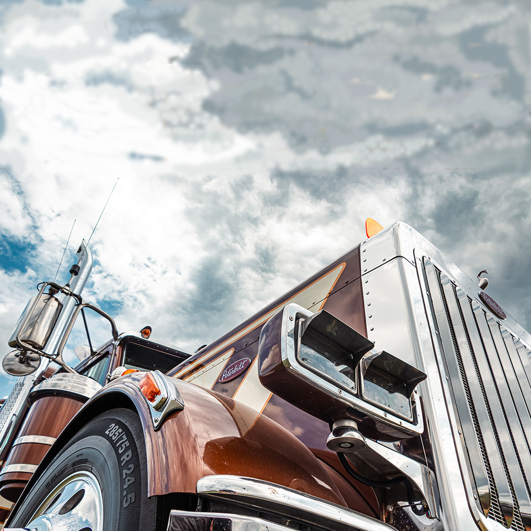 This rig's level of 🔥 is hard to capture, but man this shot just about does it justice! 👏📸 #4StateTrucks #ChromeShopMafia #customtrucks #semitrucks #trucking #bigrig #18wheeler #largecar #cdldriver #trucker #truckers #diesel #longhaul #truckerslife