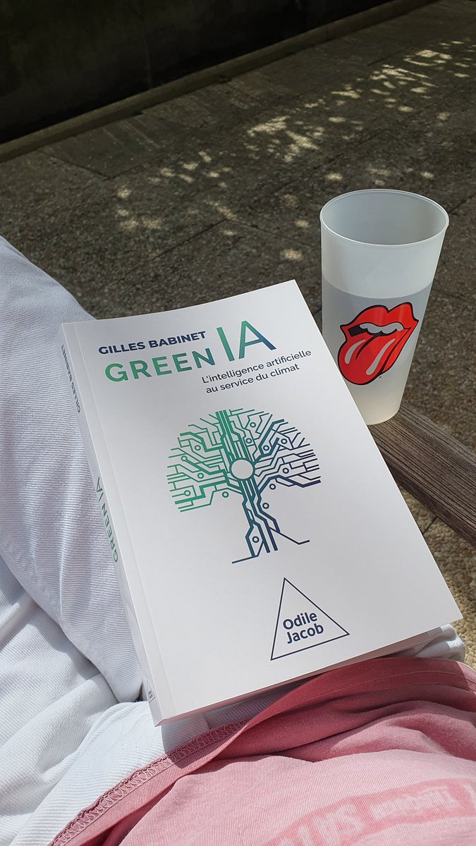 Je déclare ouverte la saison de lecture en terrasse ! Inauguration avec l'excellent Green IA de Gilles Babinet aux éditions Odile Jacob. @babgi @OdileJacob #GreenIA