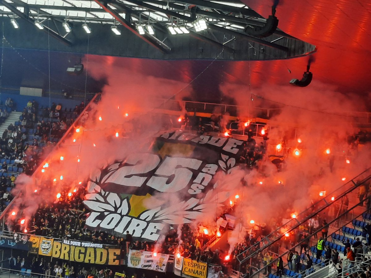 TomaRouyer's tweet photo. Le Havre dep des 25ans Brigade Loire... comme d hab énorme taf des ultras Nantais
#fcn #bl99 #25ansBL https://t.co/k1cHK4wDWe