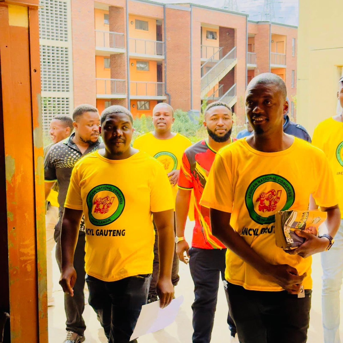 [ On the Campaign Trail ] 

Gauteng ANCYL Peter Mokaba Volunteers Door to Door at Khayelethu Hostel, Johannesburg, Ward 65. 

#MothoMothong 
#VOTEANC29May2024
#PeterMokabaVolunteers
#Mayihlome