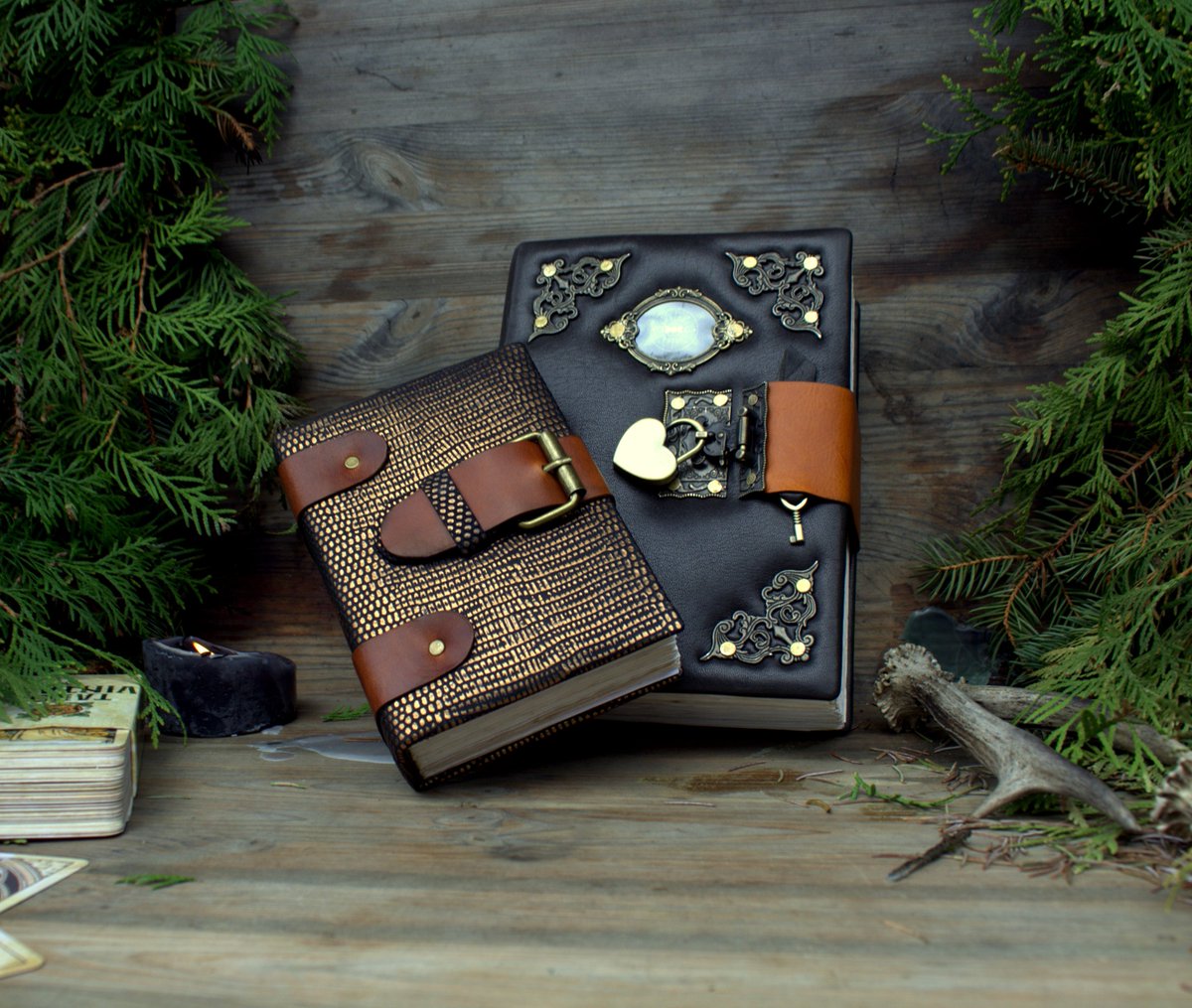 MemoryKeeper9's tweet image. memorykeeper.store/products/red-d… 
Leather little Grimoire in a genuine leather cover.
For the Sorcerer&apos;s Diary I used soft leather of special dressing.
Semi-lacquer - textured with snake print and slight texture of scales.