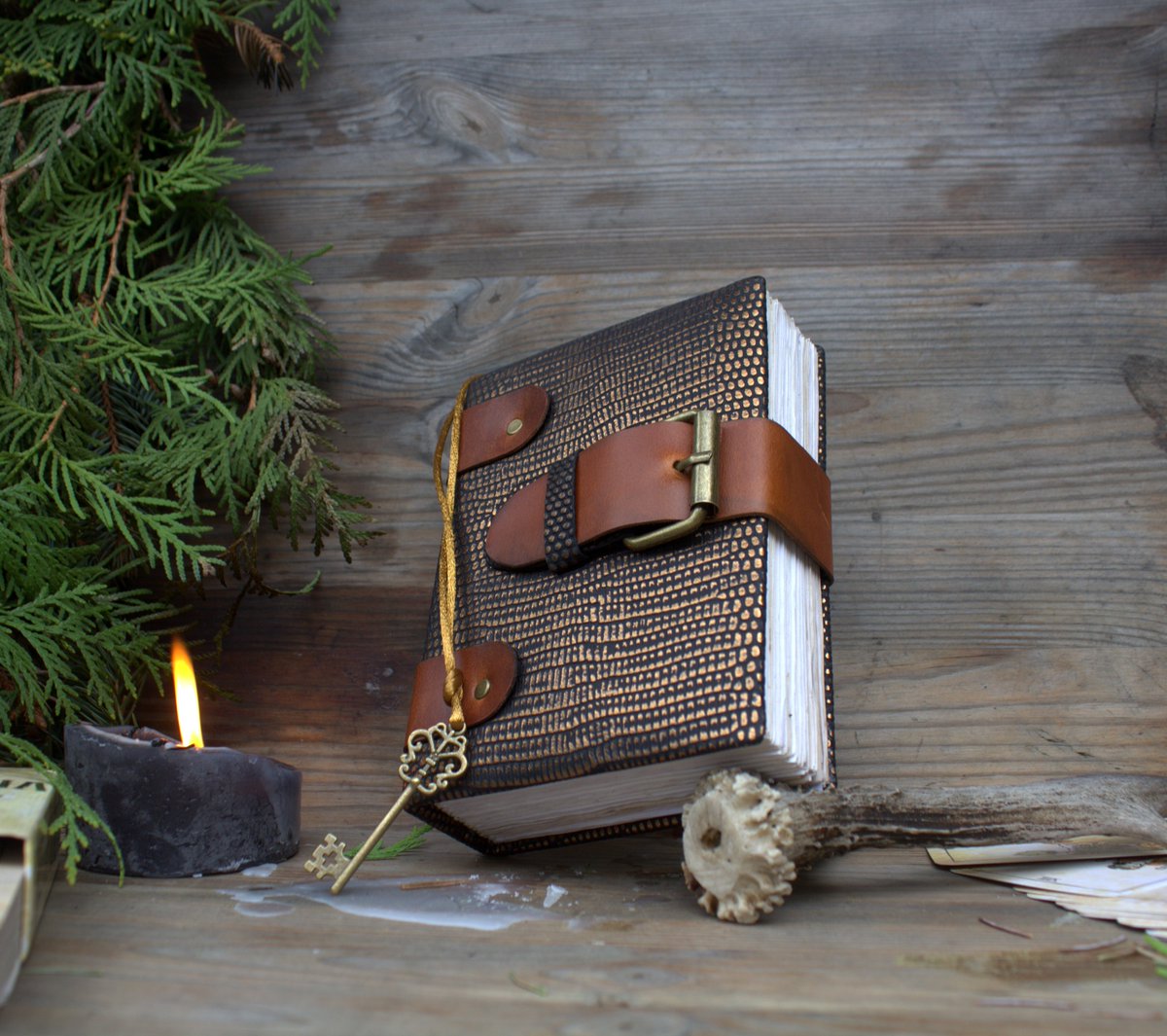 MemoryKeeper9's tweet image. memorykeeper.store/products/red-d… 
Leather little Grimoire in a genuine leather cover.
For the Sorcerer&apos;s Diary I used soft leather of special dressing.
Semi-lacquer - textured with snake print and slight texture of scales.