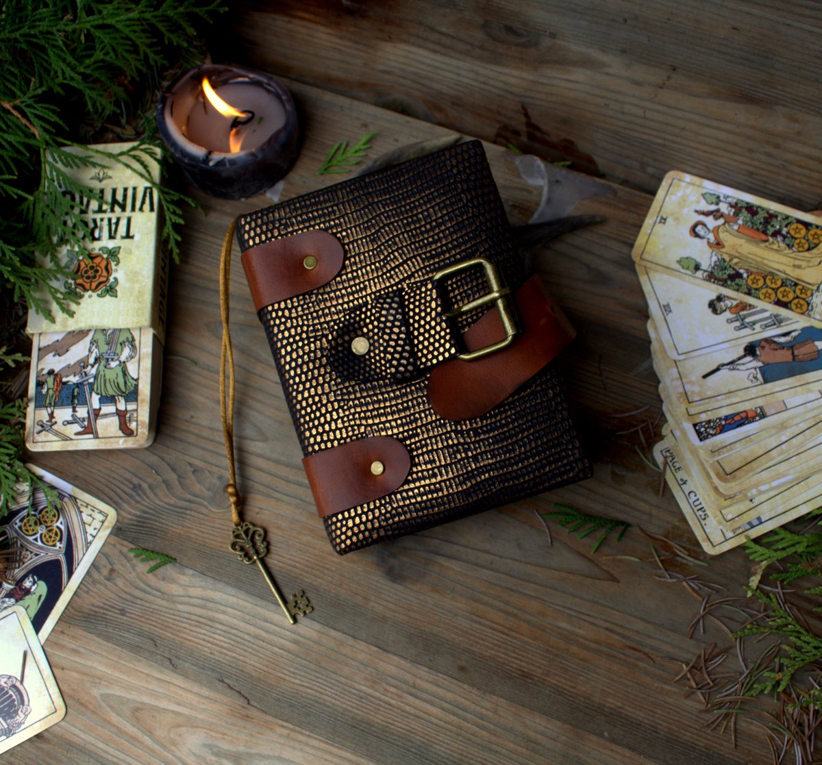 MemoryKeeper9's tweet image. memorykeeper.store/products/red-d… 
Leather little Grimoire in a genuine leather cover.
For the Sorcerer&apos;s Diary I used soft leather of special dressing.
Semi-lacquer - textured with snake print and slight texture of scales.