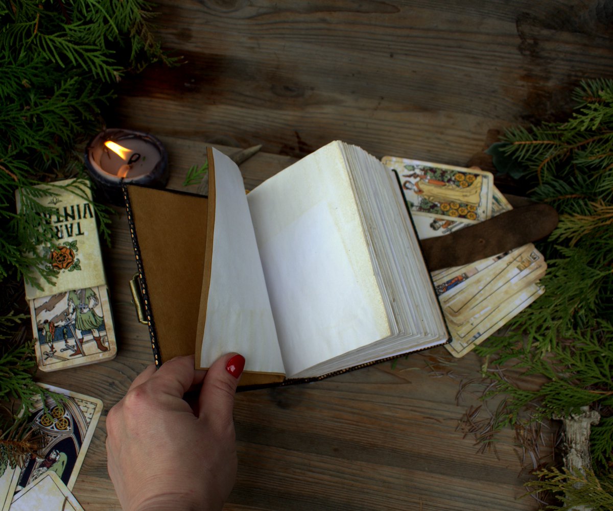 MemoryKeeper9's tweet image. memorykeeper.store/products/red-d… 
Leather little Grimoire in a genuine leather cover.
For the Sorcerer&apos;s Diary I used soft leather of special dressing.
Semi-lacquer - textured with snake print and slight texture of scales.