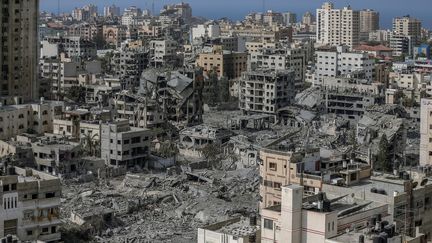 Plus de 6 mois que Gaza se fait bombarder et depuis 4 mois on nous annonce 30000 morts! Ils mentent sur les chiffres il y en aurait 10 fois plus MINIMUM! Comment peut-il y avoir 30000 morts quand tu bombardes tous les jours une ville qui est 3 fois plus grande que Paris! MENSONGE