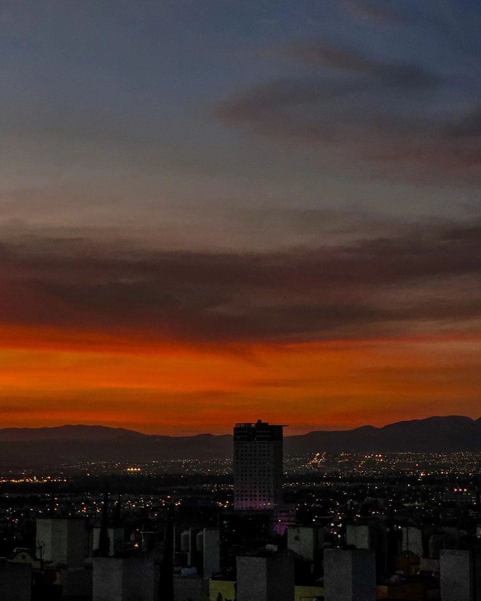 Nuestro cielo al atardecer ¡es incomparable! 🌇😙 Desde luego, es #QueretaLOVE. Foto: lu.barron @ IG