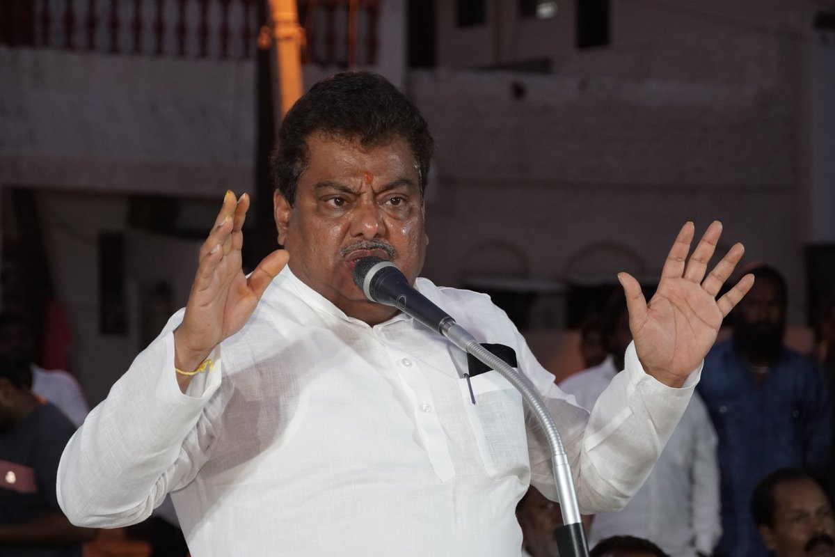 MBPatil's tweet photo. ವಿಜಯಪುರ ಜಿಲ್ಲೆ  ಈ ಬಾರಿ ಕಾಂಗ್ರೆಸ್  ಪಕ್ಷದ್ದೇ ದಿಗ್ವಿಜಯ!
ರಾಜು ಆಲಗೂರ ಅವರ ಪರವಾಗಿ ವ್ಯಾಪಕ ಪ್ರಚಾರ

ವಿಜಯಪುರ ಮಹಾನಗರ ಪಾಲಿಕೆಯ ವಾರ್ಡ್ ಸಂಖ್ಯೆ 7,8,9 ವಾರ್ಡ್, ಮಠಪತಿಗಲ್ಲಿಯಲ್ಲಿ ನಮ್ಮ ಪಕ್ಷದ ಚುಣಾವಣೆ ಪ್ರಚಾರ ಕೈಗೊಂಡು ಅಭ್ಯರ್ಥಿ ಶ್ರೀ ರಾಜು ಆಲಗೂರ ಅವರ ಪರವಾಗಿ ಮತ ಕೋರಿದೆ. ಸಾರ್ವಜನಿಕರ ಸ್ಪಂದನೆ ಅತ್ಯುತ್ತಮವಾಗಿದ್ದು, ಈ ಬಾರಿ ವಿಜಯಪುರದಲ್ಲಿ ಕಾಂಗ್ರೆಸ್ ದಿಗ್ವಿಜಯ ಸಾಧಿಸಲಿದೆ ಎಂಬ ಭಾವನೆ ಮೂಡಿಸಿದೆ. 

ಈ ವೇಳೆ ಮಾತನಾಡಿ, ಎಲ್ಲ ವ���್ಗದ ಜನರ ಕುಂದು ಕೊರತೆಗಳಿಗೆ ಸ್ಪಂದಿಸುವುದು ಕೇವಲ ಕಾಂಗ್ರೆಸ್ ಪಕ್ಷ ಮಾತ್ರ. ನಮ್ಮ ಗ್ಯಾರಂಟಿಗಳು ಎಲ್ಲ ವರ್ಗದ ಜನರನ್ನು ತಲುಪಿದೆ. ದೇಶದಲ್ಲೂ ಕಾಂಗ್ರೆಸ್ ನಿಂದ ನ್ಯಾಯ ಗ್ಯಾರಂಟಿಗಳನ್ನು ಘೋಷಿಸಲಾಗಿದೆ. ವಿದ್ಯಾವಂತರು, ಬುದ್ಧಿವಂತರಾದ  ಶ್ರೀ ರಾಜು ಅವರು ನಮ್ಮ ಜಿಲ್ಲೆಯ ಧ್ವನಿಯಾಗಲಿದ್ದಾರೆ ಎಂಬ ಸಂಗತಿಯನ್ನು ಜನತೆಗೆ ವಿವರವಾಗಿ ತಿಳಿಸಿಕೊಟ್ಟು, ಜಿಲ್ಲೆಯ ಸಮಸ್ಯೆಗಳಿಗೆ ಸ್ಪಂದಿಸುವ ಶ್ರೀ ರಾಜು ಆಲಗೂರ ಅವರನ್ನು ಸಂಸದರನ್ನಾಗಿ ಚುನಾಯಿಸುವಂತೆ ಮನವಿ ಮಾಡಿದೆ.

MLC ಶ್ರೀ ಸುನೀಲಗೌಡ ಪಾಟೀಲರು, ಮಹಾನಗರ ಪಾಲಿಕೆ ಸದಸ್ಯರು, ಸ್ಥಳೀಯ ಮುಖಂಡರು,  ಕಾರ್ಯಕರ್ತರು ಹಾಗೂ ತಾಯಂದಿರು ಉಪಸ್ಥಿತರಿದ್ದರು.

#ಲೋಕಸಭಾಚುನಾವಣೆ2024 #ವಿಜಯಪುರಲೋಕಸಭಾಕ್ಷೇತ್ರ